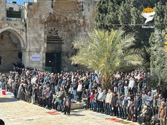 عشرات الآلاف يؤدون صلاة الجمعة في المسجد الأقصى المبارك