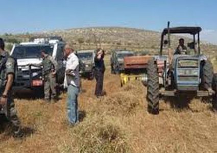 قوات الاحتلال تحتجز عددا من المزارعين في الخضر جنوب بيت لحم