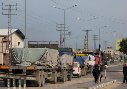 إسرائيل تشترط الإفراج عن محتجزين أحياء لاستمرار دخول المساعدات إلى غزة