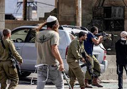 مستعمرون يهاجمون منازل المواطنين في يطا