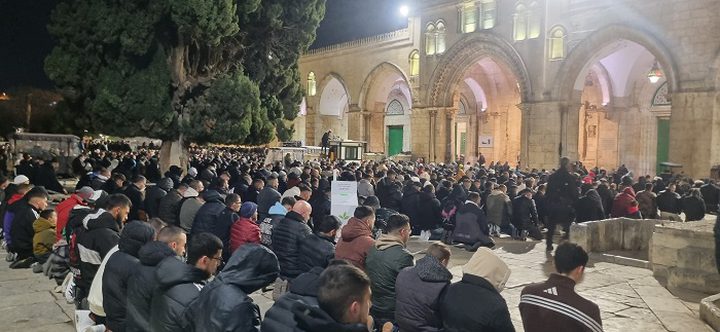 70 ألفا يؤدون صلاتي العشاء والتراويح في رحاب المسجد الأقصى المبارك