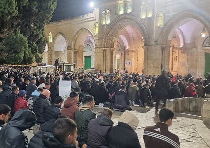 70 ألفا يؤدون صلاتي العشاء والتراويح في رحاب المسجد الأقصى المبارك