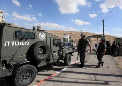 الاحتلال ينصب حاجزا عسكريا في جبل الرحمة بالخليل