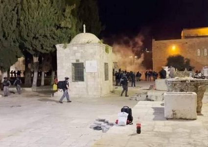 الاحتلال يقتحم المسجد الأقصى ويجبر المصلين على مغادرته