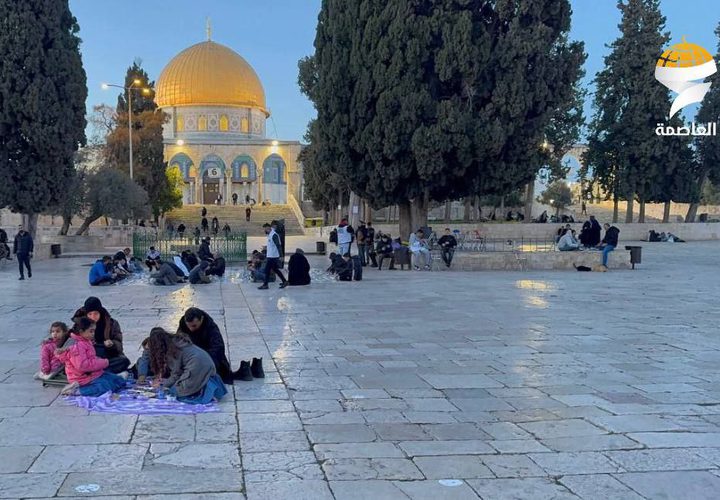 موائد افطار الصائمين في اليوم الثاني لشهر رمضان المبارك في اولى القبلتين وثالث الحرمين