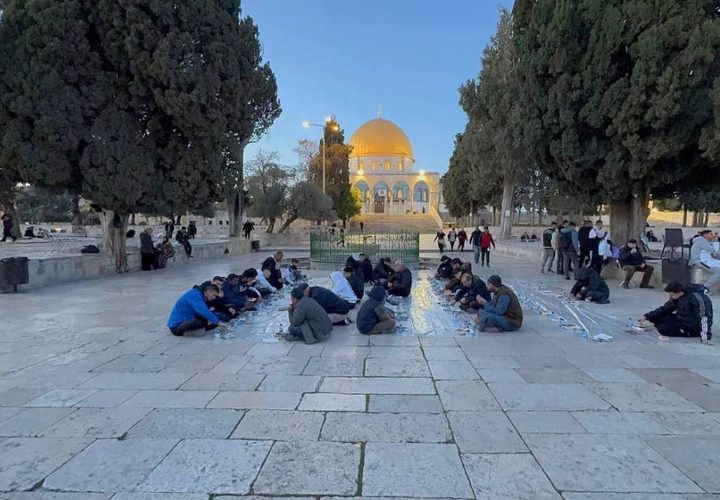 موائد افطار الصائمين في اليوم الثاني لشهر رمضان المبارك في اولى القبلتين وثالث الحرمين