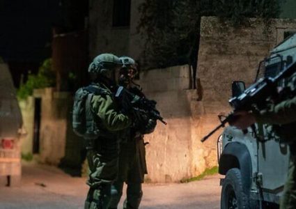 قوات خاصة إسرائيلية تعتقل شابا من العيسوية