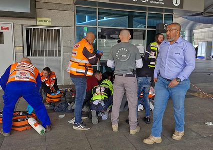 مقتل مستوطن وإصابة 4 آخرين بينهم خطيرة في عملية طعن في حيفا واستشهاد المنفذ