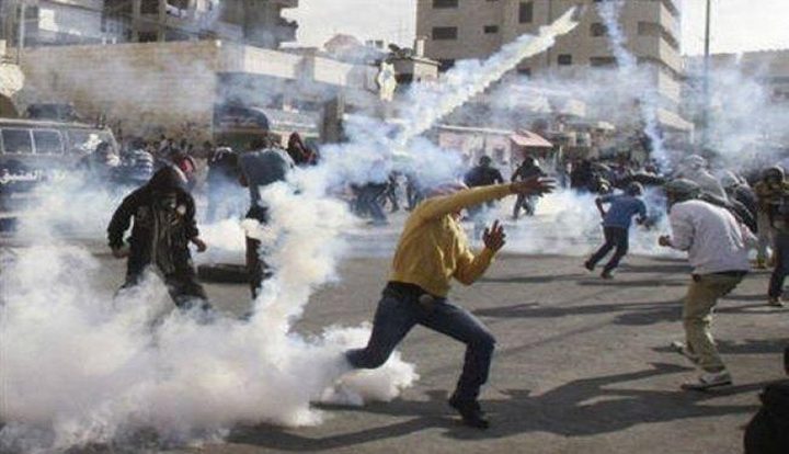 اصابات بالاختناق في بيت امر في الخليل