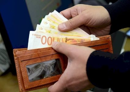 المالية: صرف رواتب الموظفين غدًا بنسبة 70%