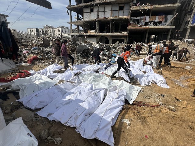 انتشال جثامين عشرات الشهداء من مقبرة جماعية في شمال قطاع غزة