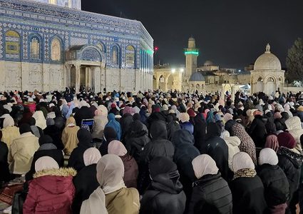 أكثر من 80 ألف مصل يؤدون العشاء والتراويح في "الأقصى"