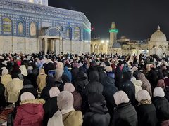 أكثر من 80 ألف مصل يؤدون العشاء والتراويح في "الأقصى"