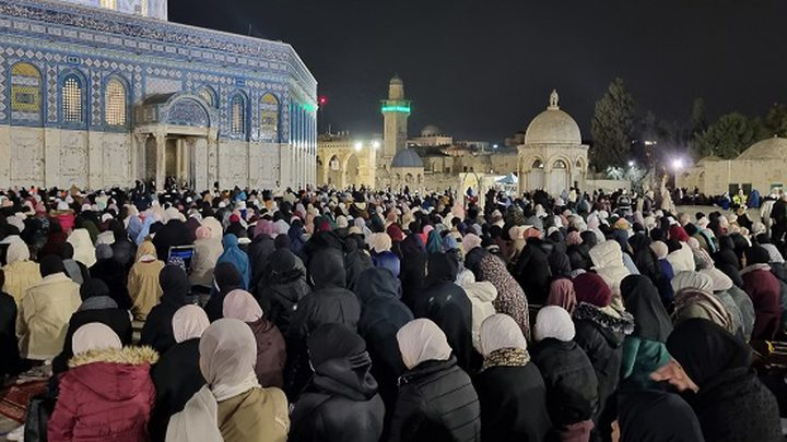 أكثر من 80 ألف مصل يؤدون العشاء والتراويح في "الأقصى"