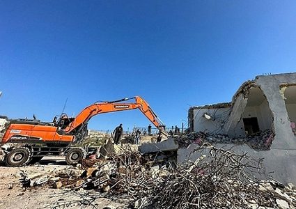 الاحتلال يجبر مواطنا على هدم جزء من منزله في قرية بردلة