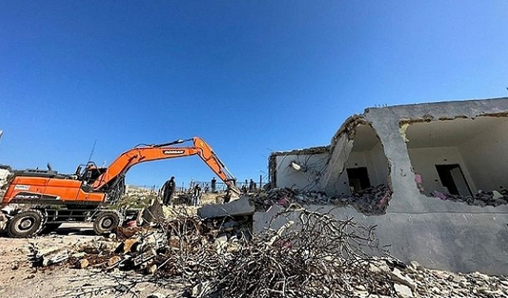 الاحتلال يجبر مواطنا على هدم جزء من منزله في قرية بردلة