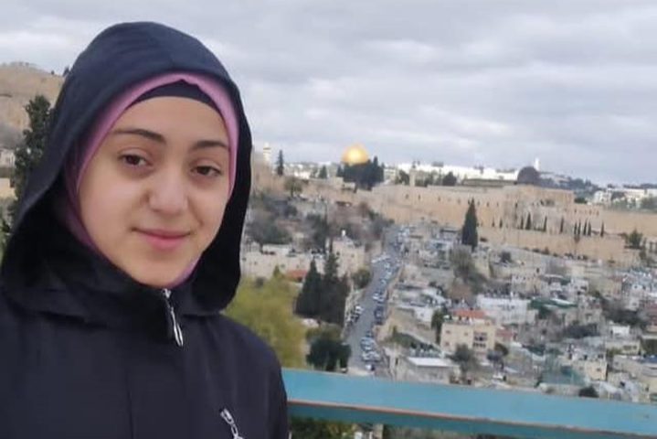 الاحتلال يمدد اعتقال طفلة من القدس