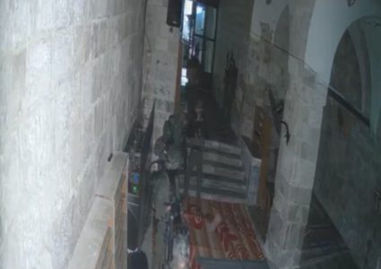 الاحتلال يعتقل ثلاثة مواطنين ويداهم عددا من المساجد والمنازل في نابلس