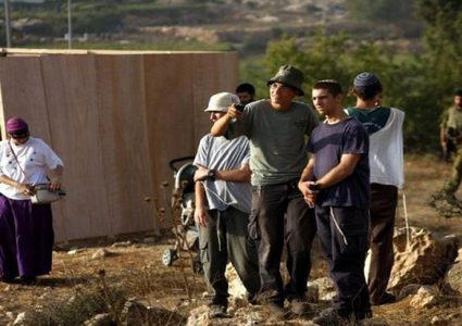 مستوطنون يرفعون أعلام الاحتلال قرب خيام المواطنين في الأغوار