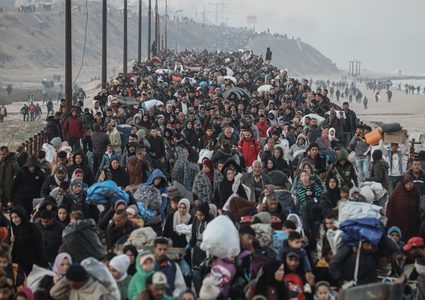 معاريف: إسرائيل بدأت تنفيذ خطة ترامب لتهجير الغزيين