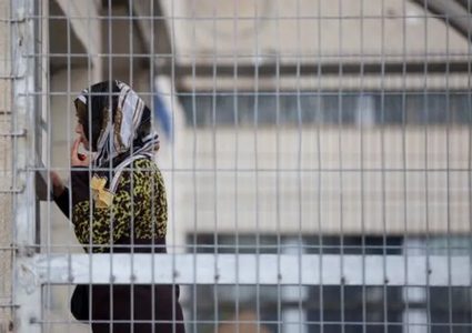 21 أسيرة يتعرضن لجرائم منظمة في سجون الاحتلال
