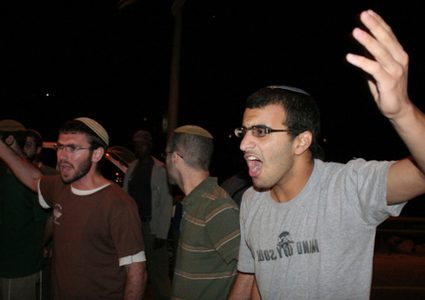 مستوطنون يغلقون طريق برية المنيا ببيت لحم