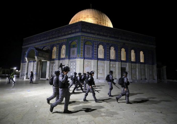 الاحتلال يعتقل صحفي من باحات المسجد الأقصى