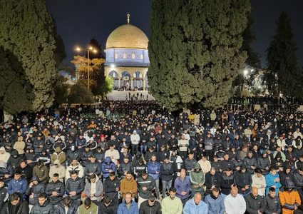60 ألفا يؤدون صلاتي العشاء والتراويح في رحاب المسجد الأقصى المبارك