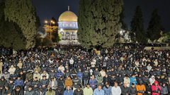 60 ألفا يؤدون صلاتي العشاء والتراويح في رحاب المسجد الأقصى المبارك