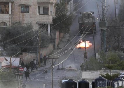 الاحتلال يقتحم نابلس ويداهم بناية سكنية فيها