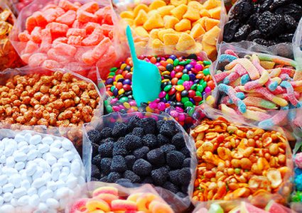 ضبط مصنع يُزوّر سكاكر وحلويات في نابلس