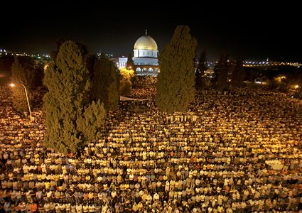 60 ألفا يؤدون صلاتي العشاء والتراويح في رحاب المسجد الأقصى المبارك