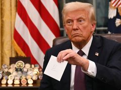 ترمب يقلل من المخاوف حول الرسوم... ولا يستبعد حدوث ركود هذا العام