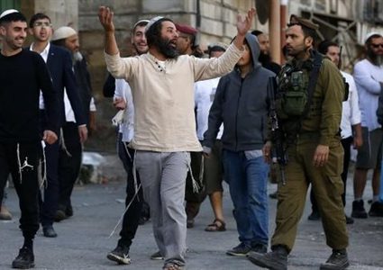 مستوطنون يحاصرون مُصلين في خربة طانا شرق نابلس