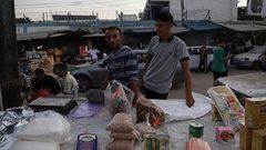 بدء نفاد السلع التموينية والمواد الغذائية الأساسية من أسواق غزة