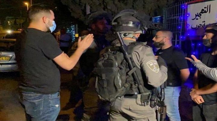 الاحتلال يعتقل مقدسيًا من "الأقصى" وعدة شبان على حاجز شعفاط