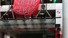 نشطاء Palestine Action يقتحمون مبنى شركة تجارية وسط لندن احتجاجاً على علاقاتها مع أكبر شركات السلاح في دولة الاحتلال الإسرائيلي.