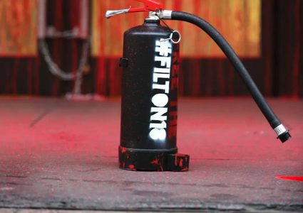 نشطاء Palestine Action يقتحمون مبنى شركة تجارية وسط لندن احتجاجاً على علاقاتها مع أكبر شركات السلاح في دولة الاحتلال الإسرائيلي.