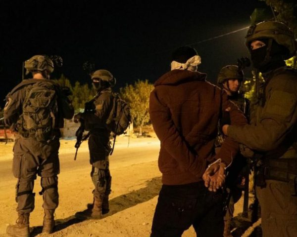 الاحتلال يحتجز مواطنين غرب بيت لحم