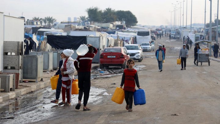 سلطة المياه: البدء بتوريد وتركيب خزانات مياه بلاستيكية لمراكز الإيواء في غزة