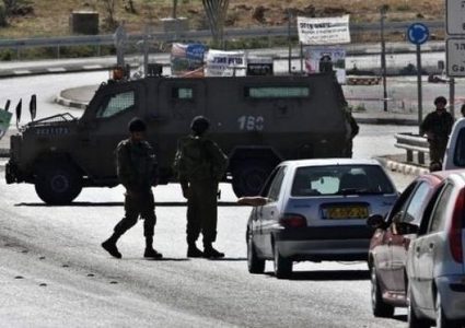 الاحتلال ينصب حاجزا عسكريا عند المدخل الشرقي لبلدة بيت فجار