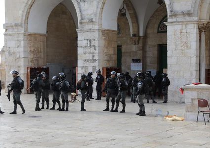 الاحتلال يبعد موظفا في الأوقاف عن الأقصى لشهرين