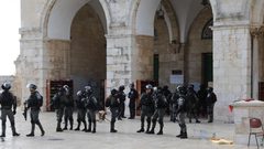 الاحتلال يبعد موظفا في الأوقاف عن الأقصى لشهرين