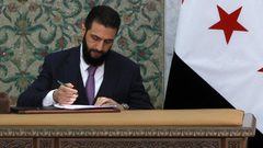 الشرع يوقع مسوّدة الإعلان الدستوري السوري للمرحلة الانتقالية
