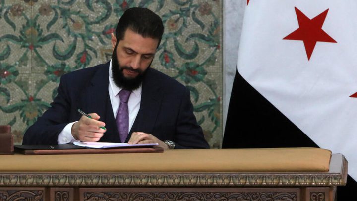 الشرع يوقع مسوّدة الإعلان الدستوري السوري للمرحلة الانتقالية