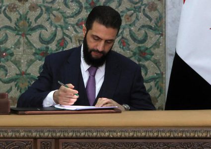 الشرع يوقع مسوّدة الإعلان الدستوري السوري للمرحلة الانتقالية