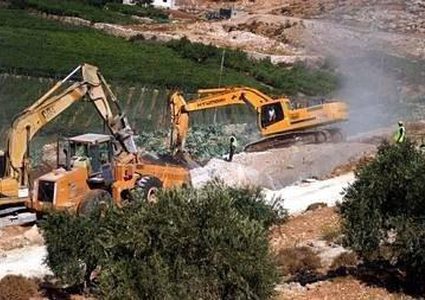 مستوطنون يجرفون أراضي في اسكاكا شرق سلفيت