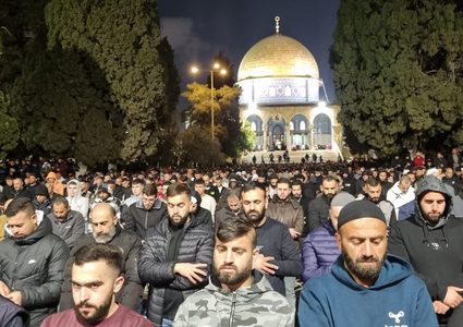 100 ألف يؤدون صلاتي العشاء والتراويح في المسجد الأقصى