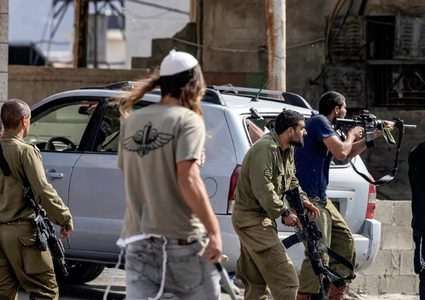 مستوطنون يهاجمون عمال وجيش الاحتلال يستولى على معداتهم ورافعة