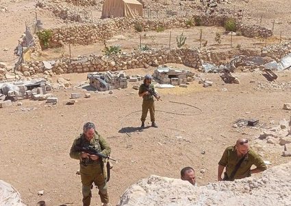 مستوطنون يقتحمون تل ماعين الأثري ويطلقون مواشيهم في المحاصيل بمسافر يطا